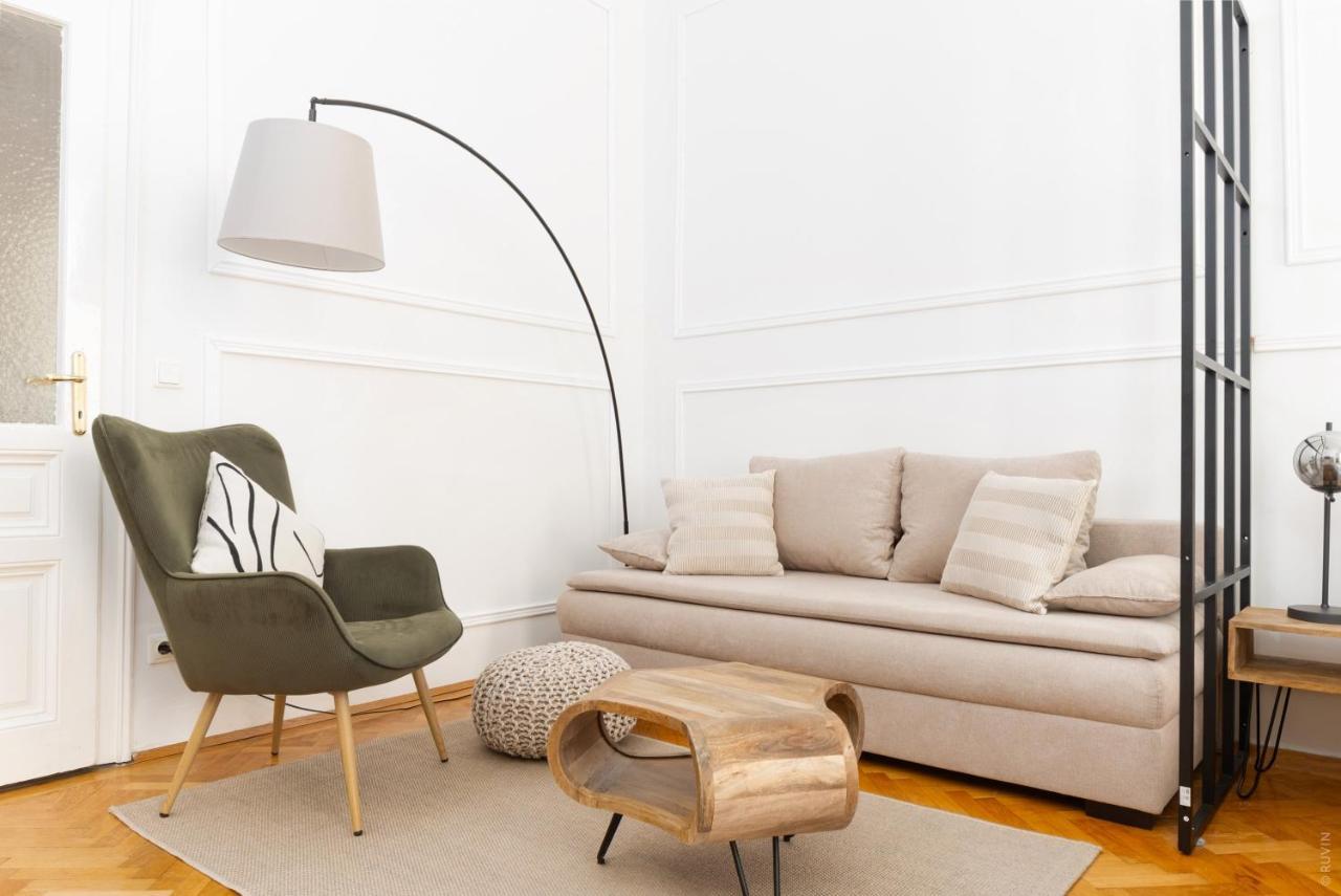 Designer Near Schoenbrunn * Wien
