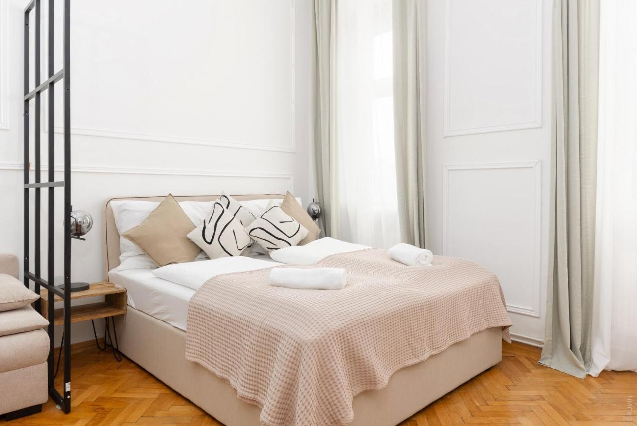 Designer Near Schoenbrunn * Wien